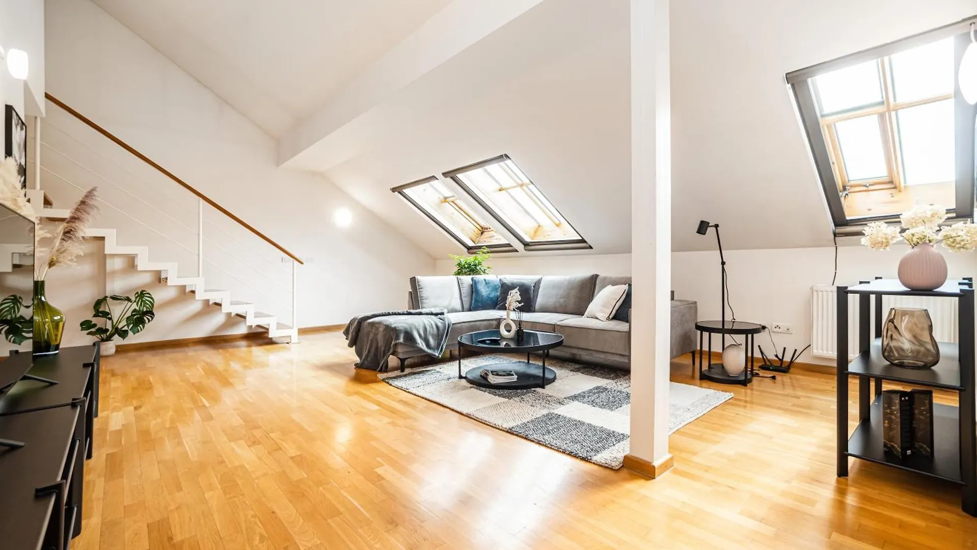 Lavish And Chic Duplex Apartment Prag 0*,