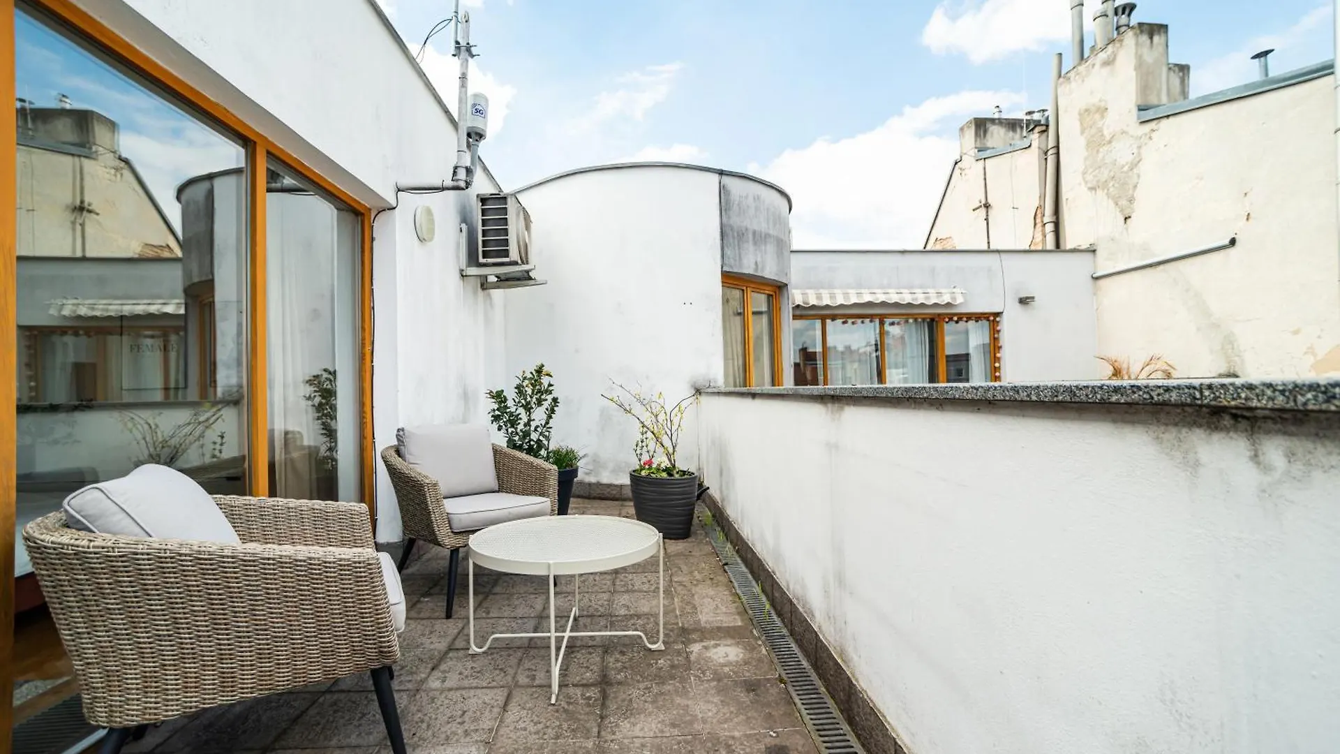 Lavish And Chic Duplex Apartment Prag Tschechische Republik