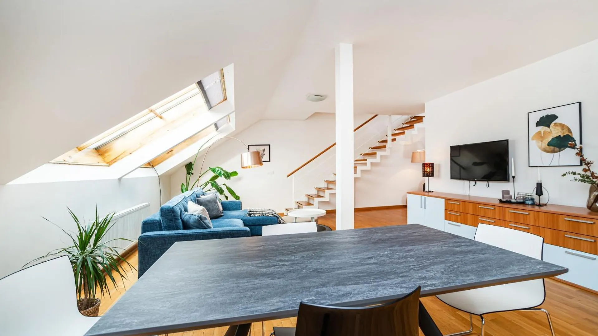 Lavish And Chic Duplex Apartment Praag Tsjechië