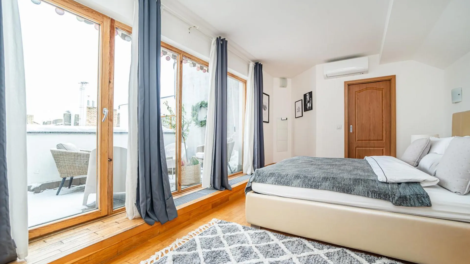 Lavish And Chic Duplex Apartment Прага Чехия