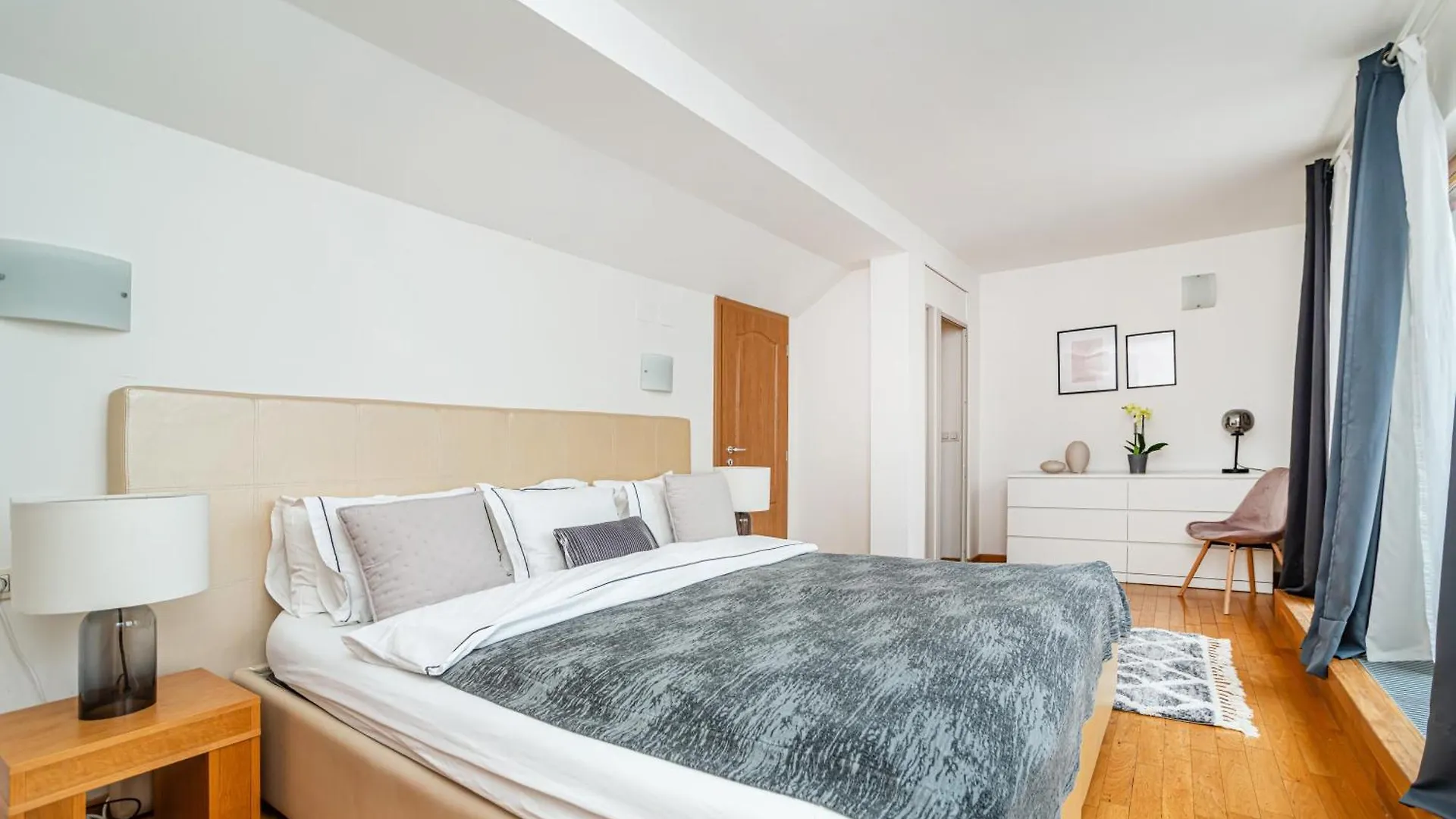 Lavish And Chic Duplex Apartment Прага