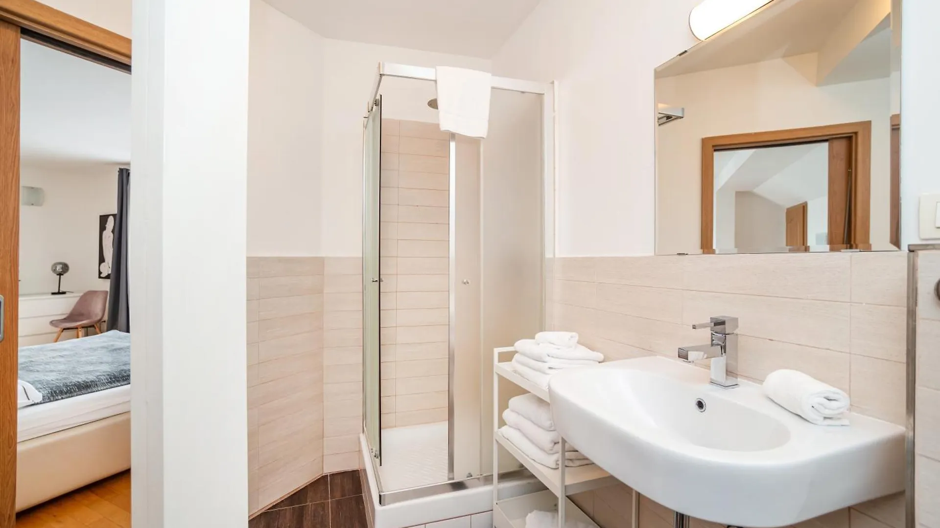 Lavish And Chic Duplex Apartment Прага