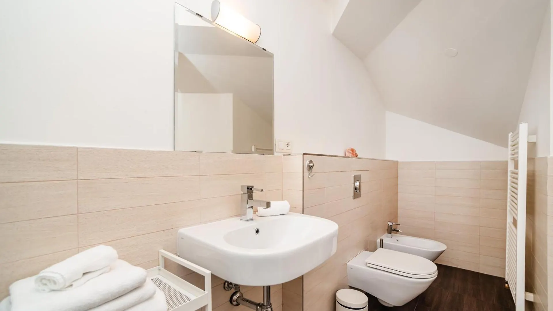 Lavish And Chic Duplex Apartment Прага