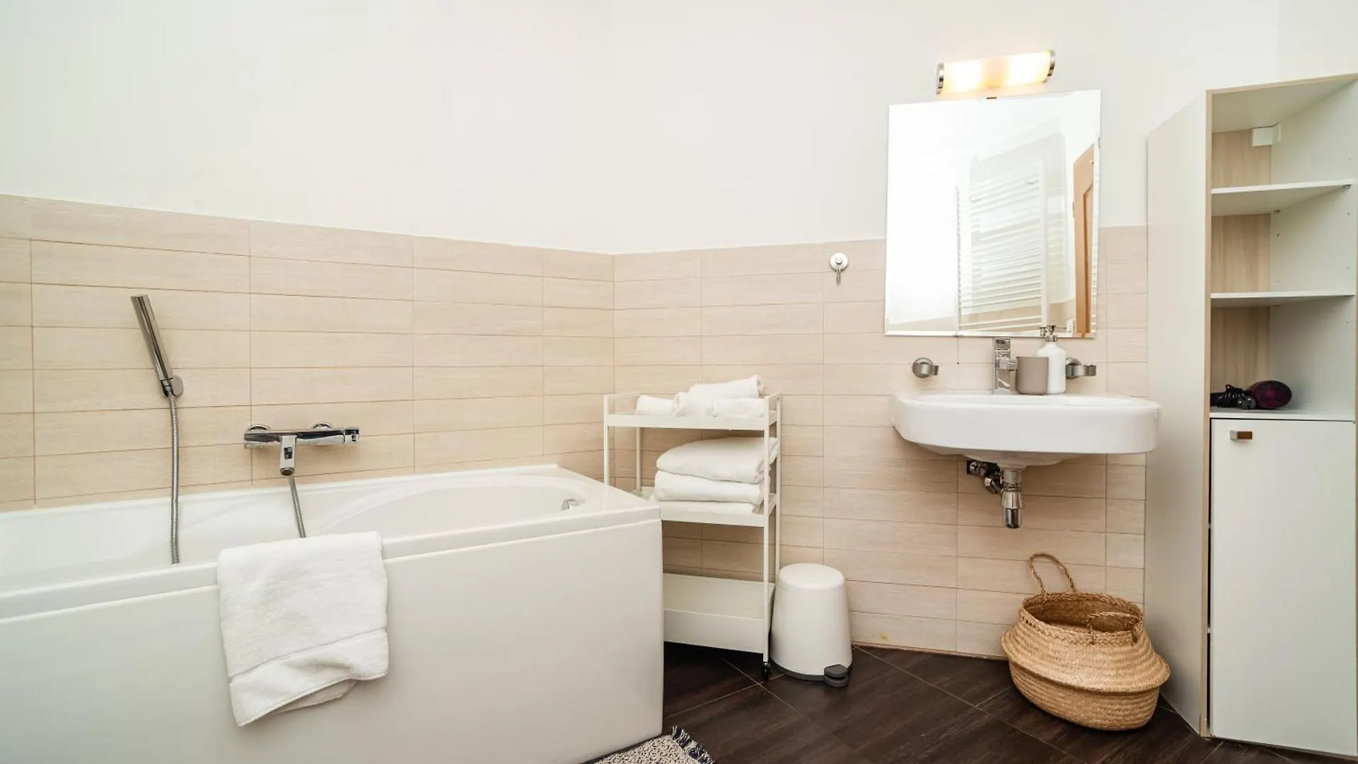 Lavish And Chic Duplex Apartment Прага
