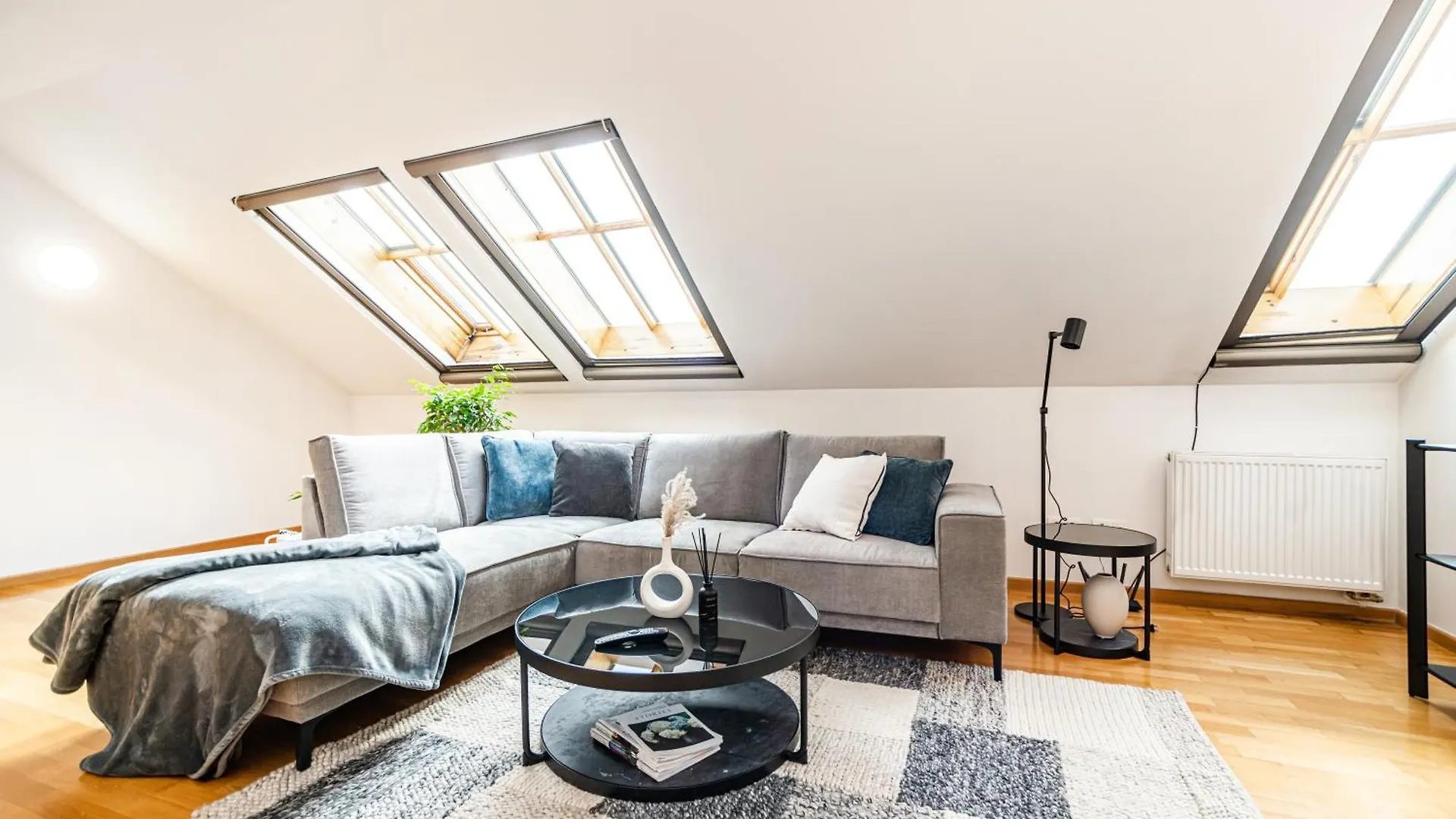 Lavish And Chic Duplex Apartment Прага