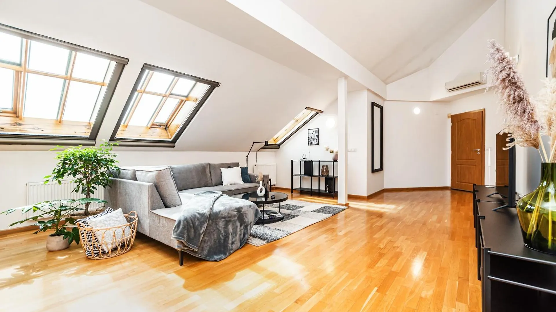 Lavish And Chic Duplex Apartment Прага