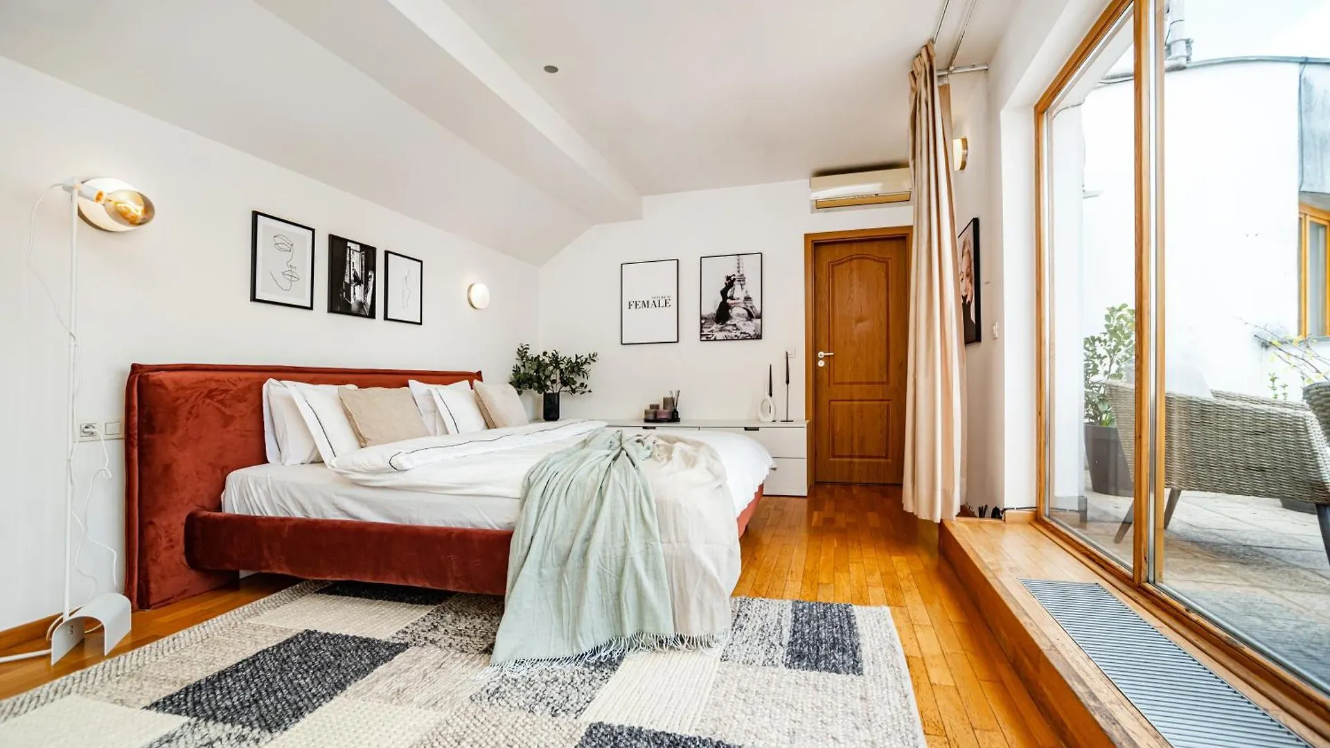 Lavish And Chic Duplex Apartment Прага
