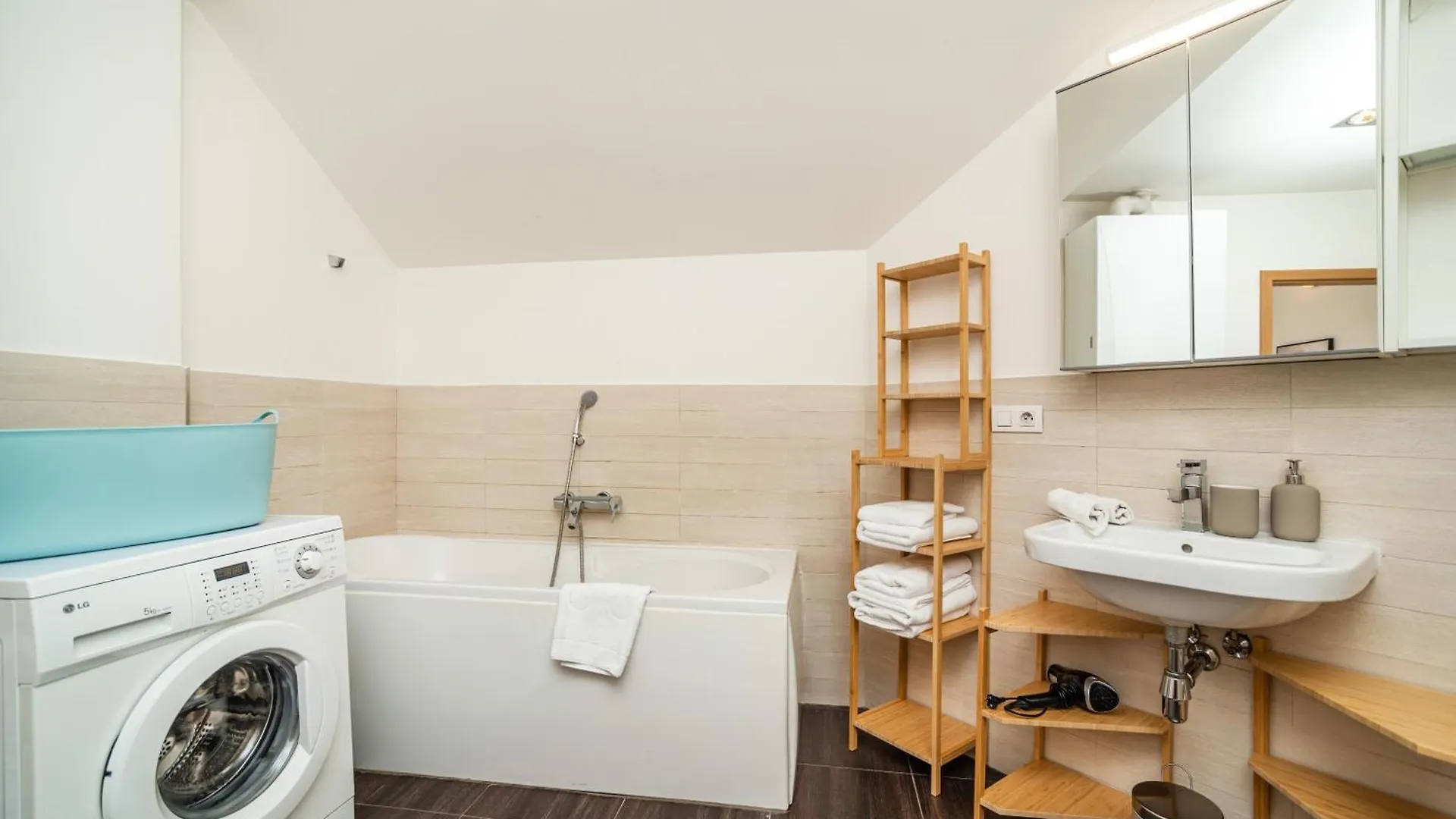 Lavish And Chic Duplex Apartment Прага