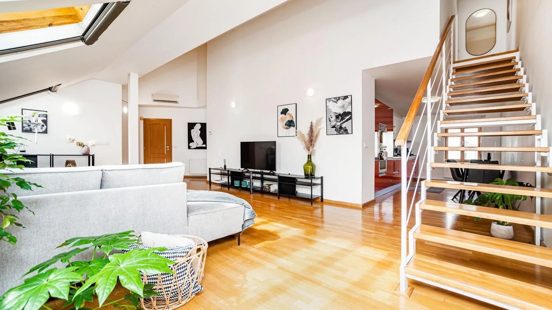 Lavish And Chic Duplex Apartment Прага