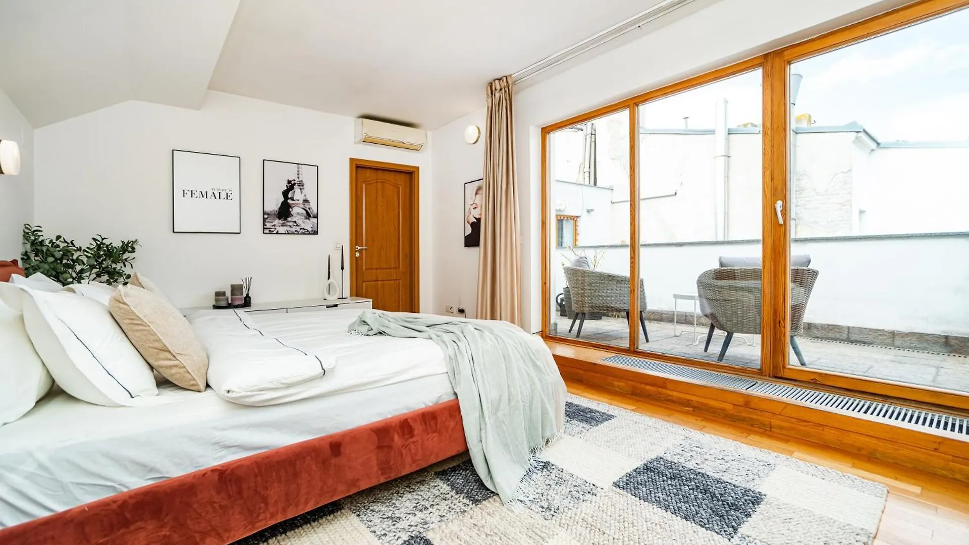 Lavish And Chic Duplex Apartment Прага